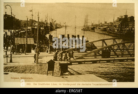 Libau en vertu de la Première Guerre mondiale l'occupation allemande. Prises à partir de la photographie, spectacles torpille allemande Libau bateaux amarrés dans le port. Sous-titre suivant : 'Der Stadthafen Libau, im Vorgergrund Torpedobootsflottille die deutsche'/ 'Libau habour, avec le début de l'allemand dans l'avant-plan'. (Aujourd'hui à Liepāja Lettonie moderne de jour) . 4/10 Banque D'Images