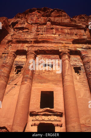 Vue extérieure de l'Urne tombe à Petra, Jordanie Banque D'Images