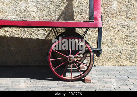 Chariot à bagages anciens lors de l'historique Santa Fe train depot dans Lamy, Nouveau Mexique qui est maintenant une gare Amtrak Banque D'Images
