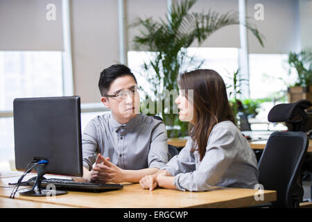 Il workers talking in office Banque D'Images