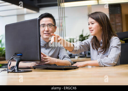 Il workers talking in office Banque D'Images