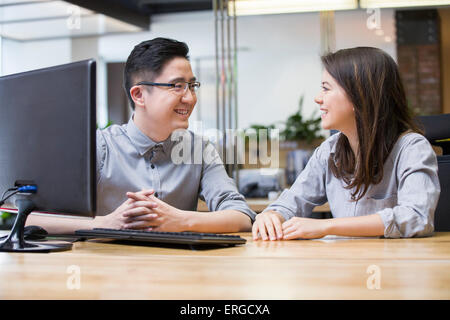 Il workers talking in office Banque D'Images