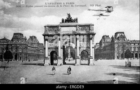 Un biplan vole au-dessus de la place du Carrousel, Paris, ch. 1900. Banque D'Images