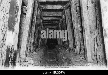 Paris Métro - construction de la voie souterraine. Début de la prise en charge d'allongement tunnel. C. 1900. Banque D'Images