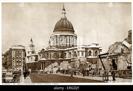 Les dommages de la guerre à Londres : vue sur St Paul. Vue de la Cathédrale St Paul de Cannon Street montrant les dommages causés à Londres par bombardements allemands pendant la Seconde Guerre mondiale. Légende le retour se lit comme suit : ' 'Laissez-nous tous nous efforcer sans faillir dans la foi ou dans les lieux d' Le premier ministre". Banque D'Images
