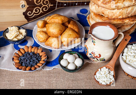 Des plats asiatiques et Kazakh Dombra instrument sur la table Banque D'Images