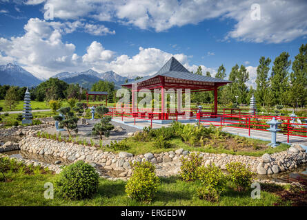 Jardin japonais avec la pagode à rouge montagnes et ciel bleu à dendra du premier président à Almaty, Kazakhstan Banque D'Images