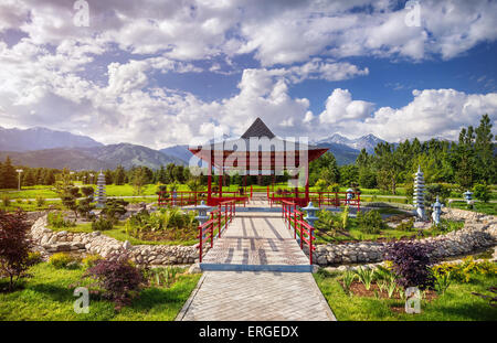 Jardin japonais avec la pagode à rouge montagnes et ciel bleu à dendra du premier président à Almaty, Kazakhstan Banque D'Images