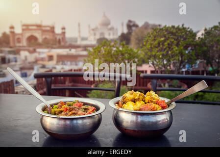 Aloo Gobi et Sabji Masala cuisine indienne traditionnelle dans des plaques de métal sur le restaurant sur le toit avec vue sur le Taj Mahal à Agra, Uttar Prad Banque D'Images