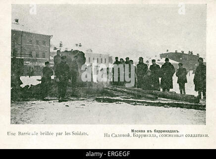 1905 Rue des barricades au cours de la révolution russe - Moscou. Barricades brûlées par des soldats. Vague de politique et social de masse Banque D'Images