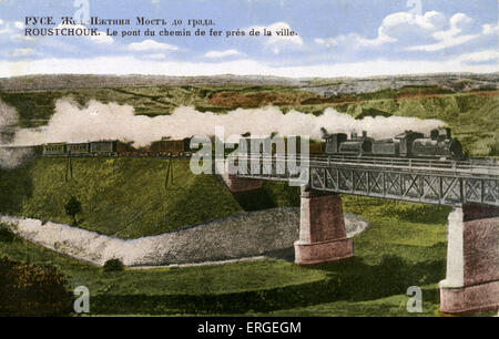 Pont de chemin de fer près de Ruse, Bulgarie . C. 1900. Machine à vapeur tirant des voitures à passagers et marchandises chariots. Banque D'Images