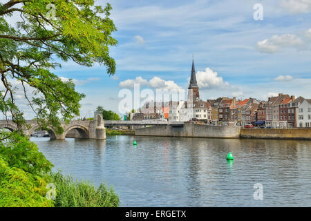 Vue depuis Maastricht Meuse Meuse ou dans le calme de l'été jour avec de petits nuages blancs Banque D'Images