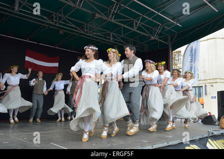 Bruxelles, Belgique - 21 septembre 2014 : Groupe folklorique lettone de Bruxelles dans les spectacles de danse open air show à Bruxelles Banque D'Images