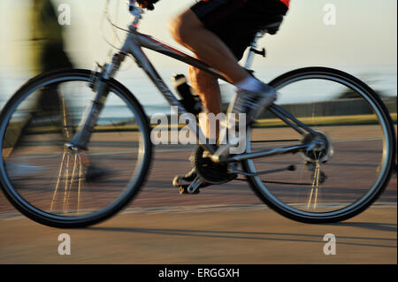 Les jambes de l'homme en mouvement rapide de pédalage adultes location Banque D'Images