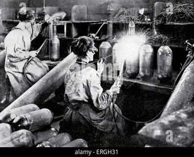 Les femmes françaises qui travaillent dans l'usine de munitions pendant la Seconde Guerre mondiale 1. Avril 1916. Cas shell de finition. Banque D'Images