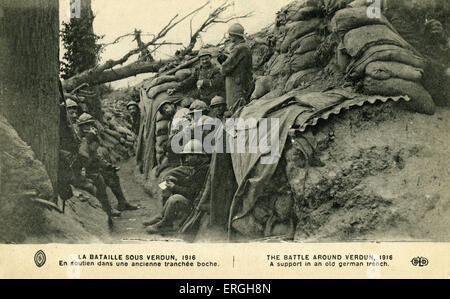 La Seconde Guerre mondiale 1 : La bataille autour de Verdun, 1916 (Série de cartes postales). 21 Février - 18 décembre 1916. Un soutien dans une ancienne tranchée allemande (soldats français dans une tranchée allemande). Légende française : 'En soutien dans un ancienne tranchée boche'. Banque D'Images