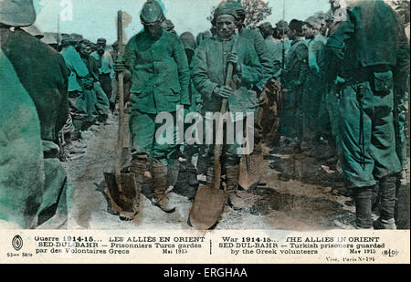 La Première Guerre mondiale : prisonniers turcs à Seddul Bahr gardés par des volontaires grecs. Mai 1915. Les forces alliées dans le Moyen-Orient. Banque D'Images