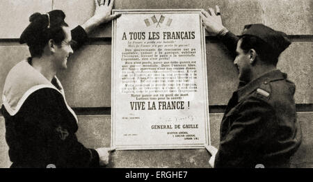 La Seconde Guerre mondiale 2 : le général de Gaulle's premier manifeste : 'A tous les Français' ('trop tous les Français/ Français'). Exhortation à l'anglais pour résister à l'occupation allemande. À la suite de son appel du 18 juin 1940 (L'appel du 18 juin) pour les Français à résister à l'annonce armistace par Pétain. Un marin et soldat lire l'appel. Carte postale. Banque D'Images