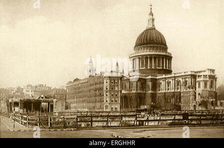 Les dommages de la guerre à Londres : vue sur St Paul. Vue de la Cathédrale St Paul de Queen Victoria Street montrant les dommages causés aux Banque D'Images