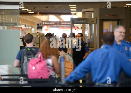 Washington, DC, USA. 2 juin, 2015. TSA (Transportation Security Administration) membres travaillent à un point de contrôle de sécurité de l'aéroport Ronald Reagon à Washington, DC, États-Unis, le 2 juin 2015. Une récente enquête du ministère américain de la Sécurité intérieure (DHS) a montré que les passagers qui se présentent comme des agents du DHS ont été en mesure d'obtenir des armes, parfois même de faux explosifs, à travers le processus de contrôle de l'aéroport dans 67 des 70 essais, avec un taux d'échec impressionnant de 95 pour cent pour les agents de la TSA à l'aéroport de contrôle. © Yin Bogu/Xinhua/Alamy Live News Banque D'Images