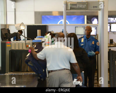 (150602) -- WASHINGTON, D.C., 2 juin 2015 (Xinhua) -- un TSA (Transportation Security Administration) il demande aux passagers de se soumettre à un dépistage à un point de contrôle de sécurité de l'aéroport Ronald Reagon à Washington, DC, États-Unis, le 2 juin 2015. Une récente enquête du ministère américain de la Sécurité intérieure (DHS) a montré que les passagers qui se présentent comme des agents du DHS ont été en mesure d'obtenir des armes, parfois même de faux explosifs, à travers le processus de contrôle de l'aéroport dans 67 des 70 essais, avec un taux d'échec impressionnant de 95 pour cent pour les agents de la TSA à l'aéroport de contrôle. (Xinhua/Yin Bogu Banque D'Images