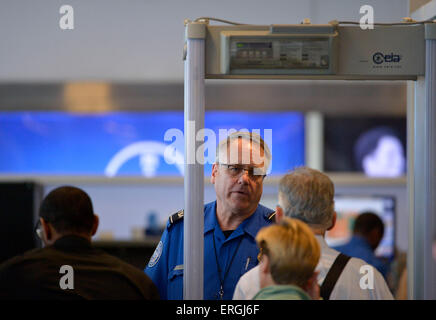 (150602) -- WASHINGTON, D.C., 2 juin 2015 (Xinhua) -- un TSA (Transportation Security Administration) il demande aux passagers de se soumettre à un dépistage à un point de contrôle de sécurité de l'aéroport Ronald Reagon à Washington, DC, États-Unis, le 2 juin 2015. Une récente enquête du ministère américain de la Sécurité intérieure (DHS) a montré que les passagers qui se présentent comme des agents du DHS ont été en mesure d'obtenir des armes, parfois même de faux explosifs, à travers le processus de contrôle de l'aéroport dans 67 des 70 essais, avec un taux d'échec impressionnant de 95 pour cent pour les agents de la TSA à l'aéroport de contrôle. (Xinhua/Yin Bogu Banque D'Images