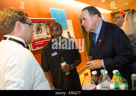 L'ancien gouverneur de l'Arkansas et la présidence GOP Mike Huckabee parle au personnel au premier café citoyen 2 juin 2015 à Columbia, en Caroline du Sud. Banque D'Images