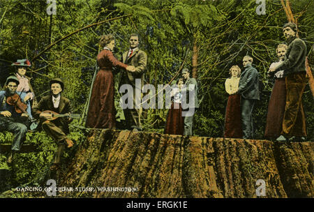 Les couples danser sur un moignon de cèdre, Washington (État), NOUS. Probablement de la fin du xixe et au début du xxe siècle. Banque D'Images