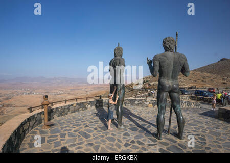 Figures, roi de Bronze Warrier et Ayose Guize , Vega de Rio de las Palmas, à bordure de Corralejo , Fuerteventura, Îles Canaries Banque D'Images