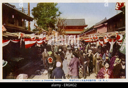 Vue de la rue Nakamise et Nioumon dans le quartier d'Asakusa, Tokyo. Asakusa était traditionnellement célèbre comme un Theatre district, si le bâtiment est un centre vital de la déité du temple Zen, bodhisattva Kannon. Banque D'Images