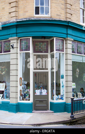 Des passants dans le site du patrimoine mondial de Saltaire, Bradford, West Yorkshire, Angleterre Banque D'Images