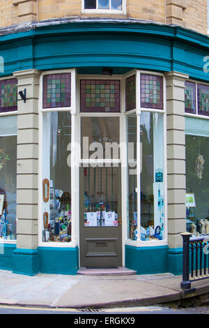 Des passants dans le site du patrimoine mondial de Saltaire, Bradford, West Yorkshire, Angleterre Banque D'Images