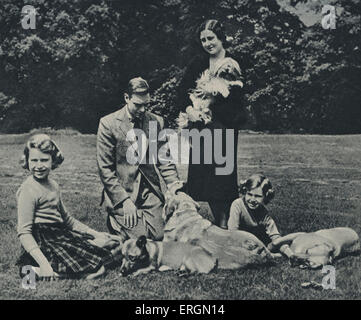 George VI Reine Consort avec Elizabeth et la princesse Elizabeth (à gauche) et Margaret avec Lion, chien tibétain des Labrador et des corgis, ch. 1937. Royal Lodge, Windsor. Banque D'Images