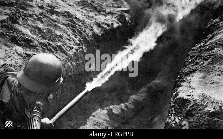 WW2 - soldat allemand avec un lance-flammes efface tranchée. Carte postale allemande, Wehrmacht-Bildserie / forces armées allemandes série. Banque D'Images