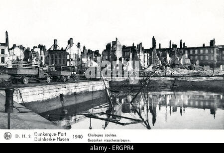 Dunkerque 1940 - vue sur des immeubles en ruines et partiellement navire coulé. Banque D'Images