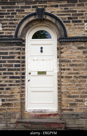 Porte avant dans le site du patrimoine mondial de Saltaire, Bradford, West Yorkshire, Angleterre Banque D'Images