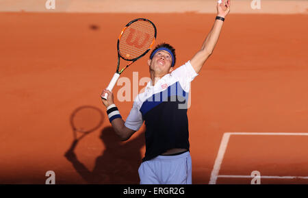 Paris. 2 juin, 2015. Kei Nishikori sert du Japon à la France au cours de l'Open de Paris-bercy match masculin à l'Open de France 2015 Tournoi de tennis de Roland Garros à Paris le 2 juin 2015. Kei Nishikori a perdu 2-3. Credit : Han Yan/Xinhua/Alamy Live News Banque D'Images