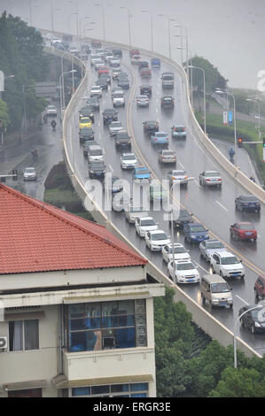 Changsha, Chine, province du Hunan. 3 juin, 2015. Véhicules roulent dans de fortes pluies dans le centre-ville de Changsha, capitale de la province du Hunan en Chine centrale, le 3 juin 2015. © longtemps Hongtao/Xinhua/Alamy Live News Banque D'Images