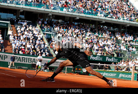 Paris. 2 juin, 2015. France's Shahar renvoie la balle à l'Kei Nishikori pendant un match masculin à l'Open de France 2015 Tournoi de tennis de Roland Garros à Paris le 2 juin 2015. Tsonga a gagné 3-2 et est qualifié pour les demi-finales. Credit : Han Yan/Xinhua/Alamy Live News Banque D'Images