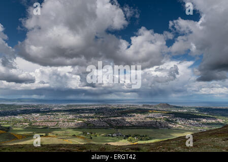 À la recherche d'Édimbourg de Caerketton dans les Pentland Hills Banque D'Images
