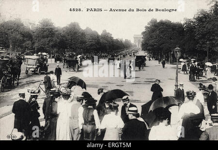 Scène de Paris. Journée chaude et ensoleillée dans l'Avenue du Bois de Boulogne. Petit cheval voitures ouvertes. L'exécution de parasols / Banque D'Images