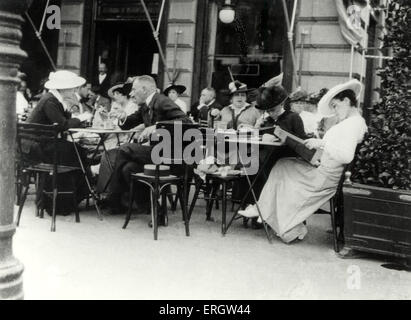 Vienne. Café. 1900 personnes assises à table mesdames porter un chapeau. Gustav Mahler, Freud, Klimt connexion Banque D'Images