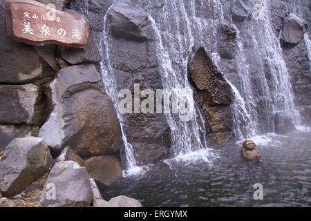 Une cascade sur le côté de la route dans les hot springs resort ville de Jozankei, dans la banlieue sud de Sapporo, Hokkaido, Banque D'Images