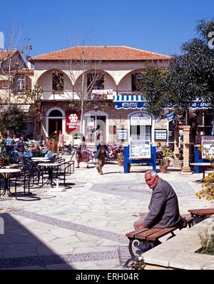 Les gens se détendre dans le restaurant de la vieille ville, polis, Chypre. Banque D'Images