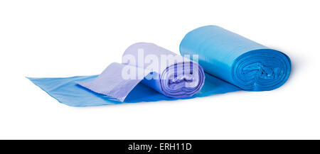 Bleu et violet rouleaux de sacs à déchets en plastique isolé sur fond blanc Banque D'Images