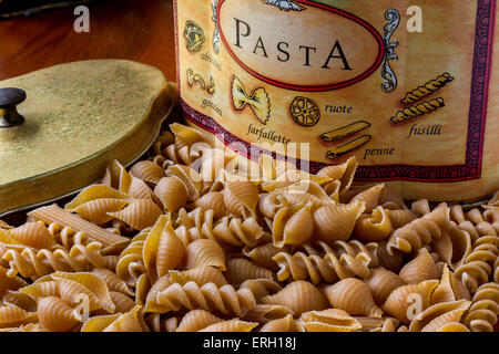 Un échantillonnage de l'Italien des pâtes de blé entier. Ce type de pâtes est plus bas sur l'index glycémique ce qui en fait un choix plus sain. Banque D'Images