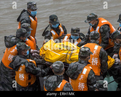 Jianli, Chine. 3 juin, 2015. Les sauveteurs tentent de transporter un corps de la victime à l'emplacement de la navire renversé dans la section Jianli de la rivière Yangtze, le centre de la Chine, Province de Hubei. Il y a eu plus de 450 personnes à bord du navire à passagers, le Eastern Star lorsqu'il sombra, "dans une ou deux minutes après avoir été frappé par une tornade au Jianli, Province de Hubei, selon le capitaine du navire et le chef mécanicien, qui ont tous deux survécu. Source : Xinhua/Alamy Live News Banque D'Images