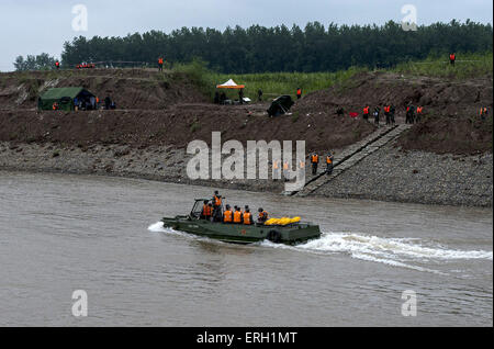 Jianli, Chine. 3 juin, 2015. Les sauveteurs portent deux organes victime sur un bateau sur le site renversée de navire de la section Jianli de la rivière Yangtze, le centre de la Chine, Province de Hubei. Il y a eu plus de 450 personnes à bord du navire à passagers, le Eastern Star lorsqu'il sombra, "dans une ou deux minutes après avoir été frappé par une tornade au Jianli, Province de Hubei, selon le capitaine du navire et le chef mécanicien, qui ont tous deux survécu. Source : Xinhua/Alamy Live News Banque D'Images