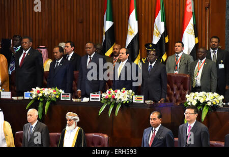 Khartoum, Khartoum, Soudan. 2 juin, 2015. Le président égyptien, Abdel Fattah al-Sisi s'occupe du président soudanais Omar al-Bashir d'assermentation pour un autre mandat de cinq ans au Parlement européen à Khartoum, le 2 juin 2015, un mois et demi après sa victoire dans des élections marquées par une faible participation et un boycott de l'opposition. Bashir est l'objet de deux mandats d'arrêt par la Cour pénale internationale (CPI) pour crimes de guerre et crimes contre l'humanité © Présidence égyptienne Images/APA/ZUMA/Alamy Fil Live News Banque D'Images