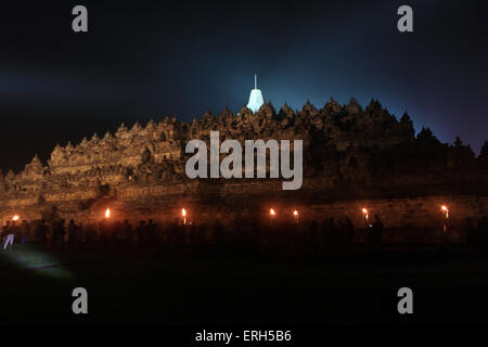 Magelang, Central Java, Indonésie. 3 juin, 2015. Certains bouddhistes étaient près de Borobudur Temple à Magelang, Java central, l'Indonésie, le Jour du Vesak. Les Bouddhistes de l'Indonésie célébrer Vesak au temple en une attraction touristique et de nombreux touristes de l'Indonésie et de l'extérieur de l'Indonésie. 3 juin, 2015. Le Vesak est la pleine lune le jour qui marque la naissance, l'illumination et 'nirvana' ou décès du Bouddha. Credit : ZUMA Press, Inc./Alamy Live News Banque D'Images